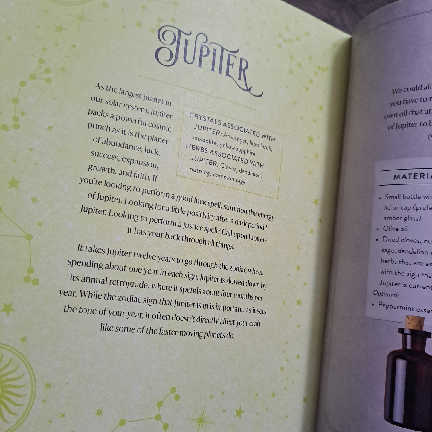 The Witch's Complete Guide to Astrology: Harness the Heavens and Unlock Your Potential for a Magical Year