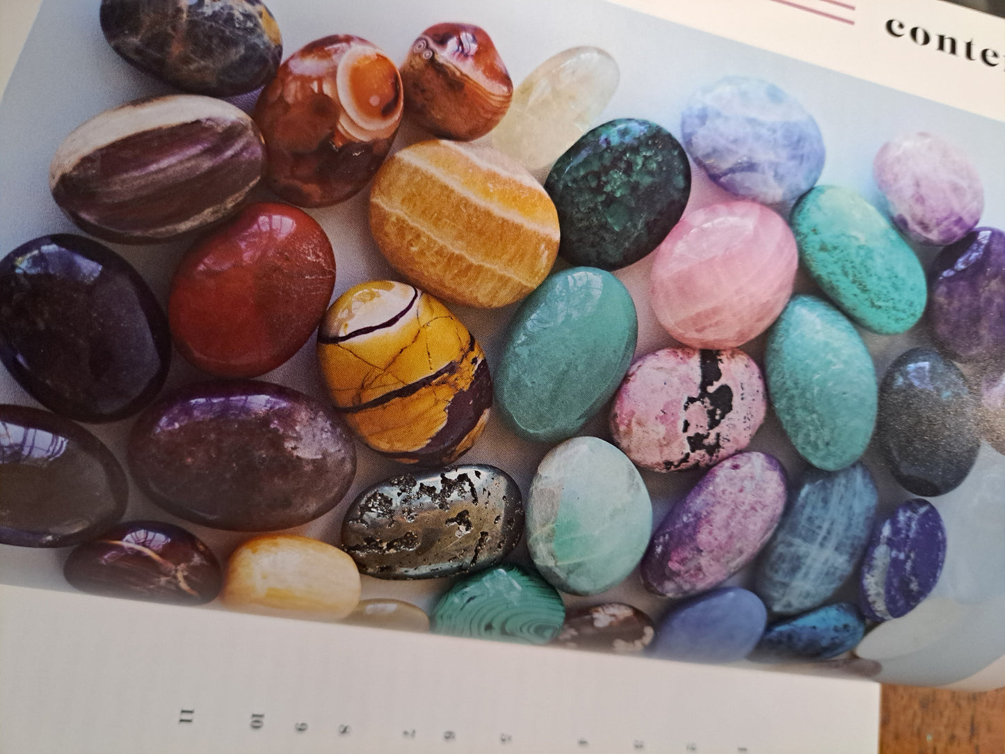 The Ultimate Guide to Crystals - The Beginner's Guide to the Healing Energy of 100 Crystals and Stones (The Ultimate Guide to, Bk. 16)
