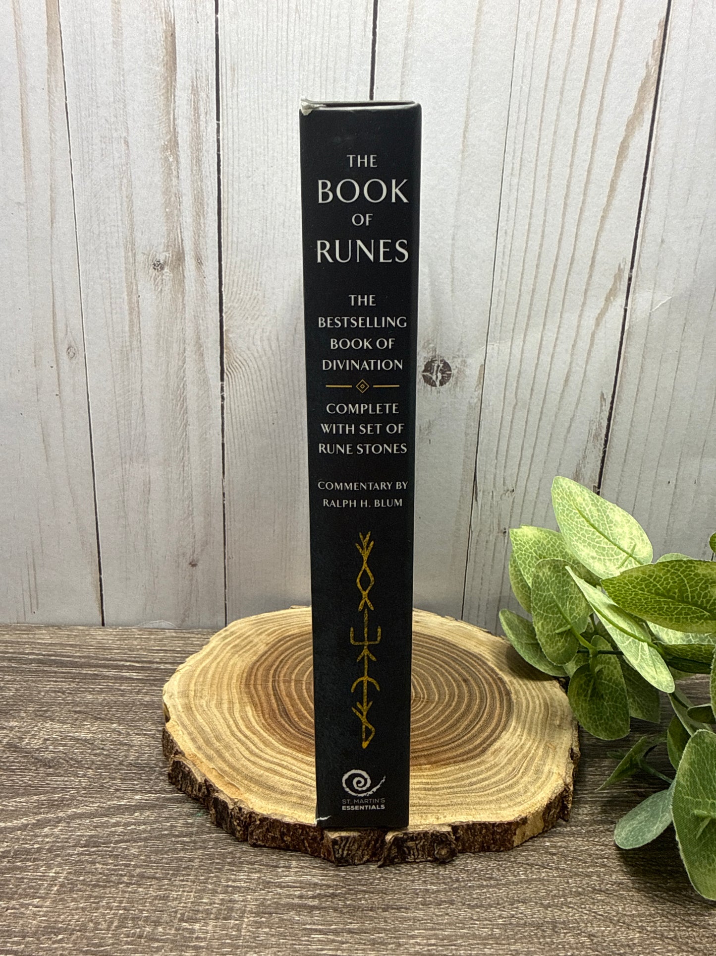 The Book of Runes: The Bestselling Book of Divination Complete with Set of Rune Stones