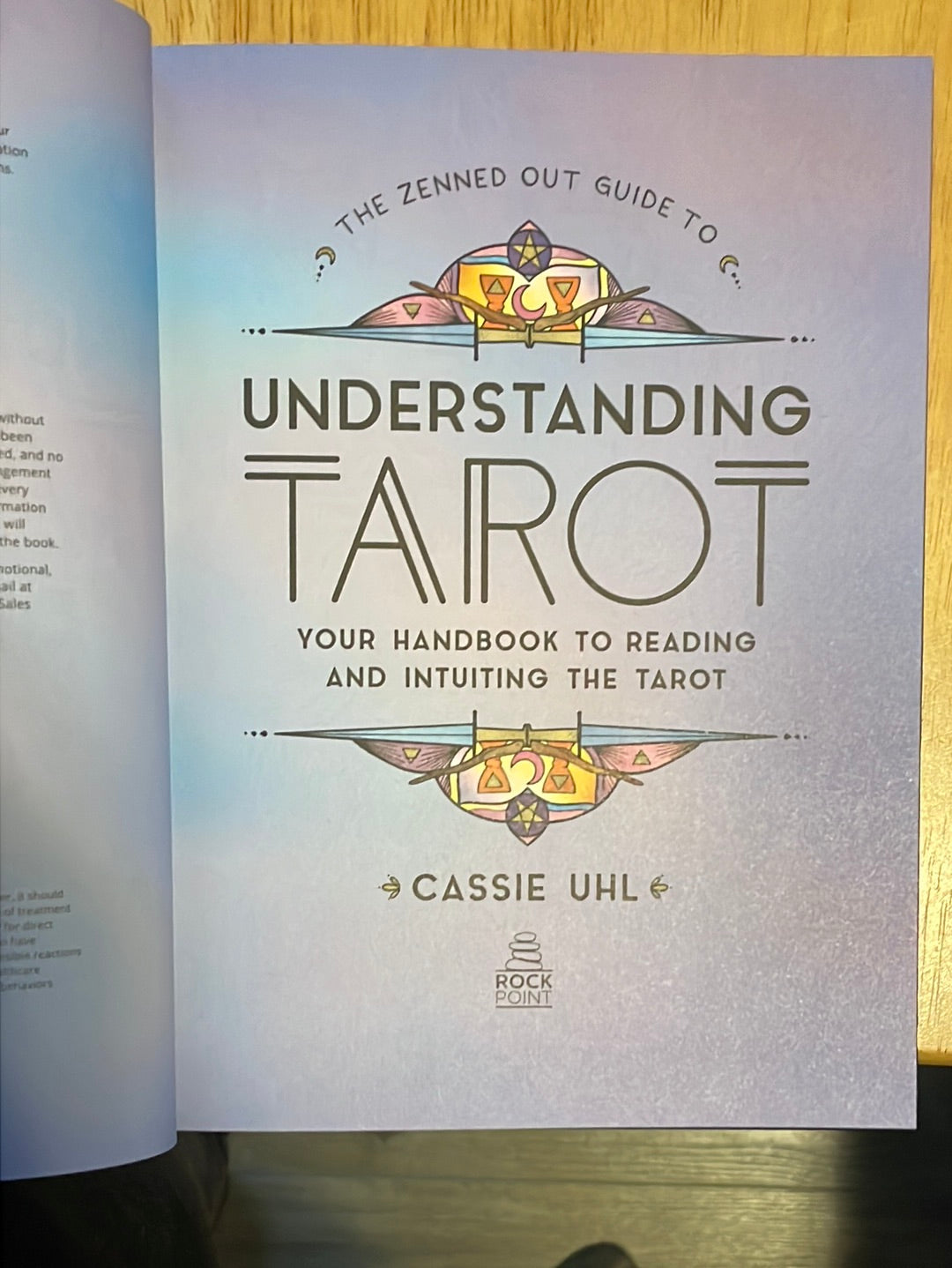 Understanding Tarot: Your Handbook to Reading and Intuiting Tarot (The Zenned Out Guide To)