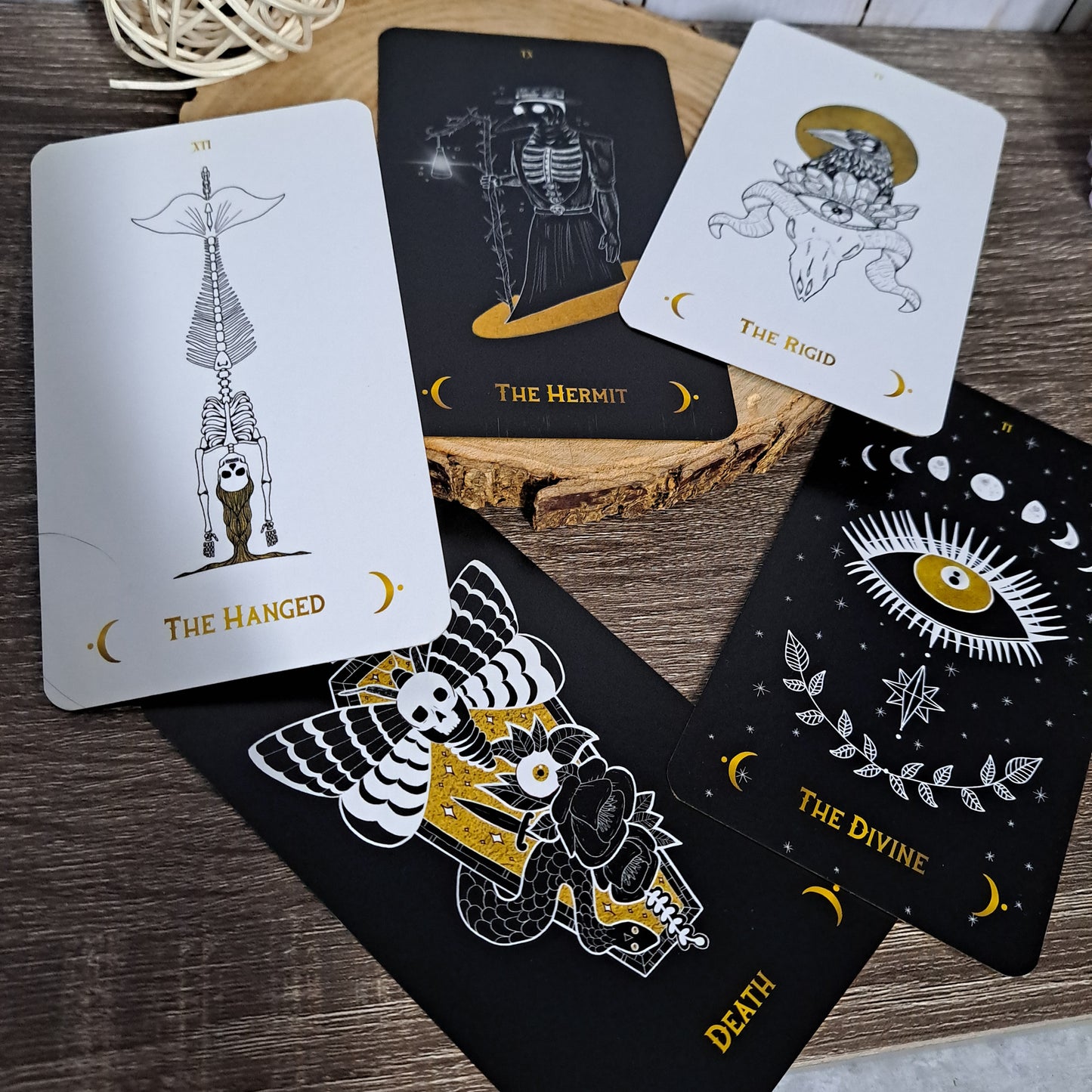 Macabre Tarot - cards and guidebook