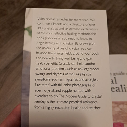 The Modern Guide to Crystal Healing: Includes Over 400 Crystals to Transform Your Life