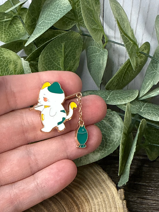 Walking Cat Fishing Pin with Hanging Fish - White, Yellow, Green, Green Fish