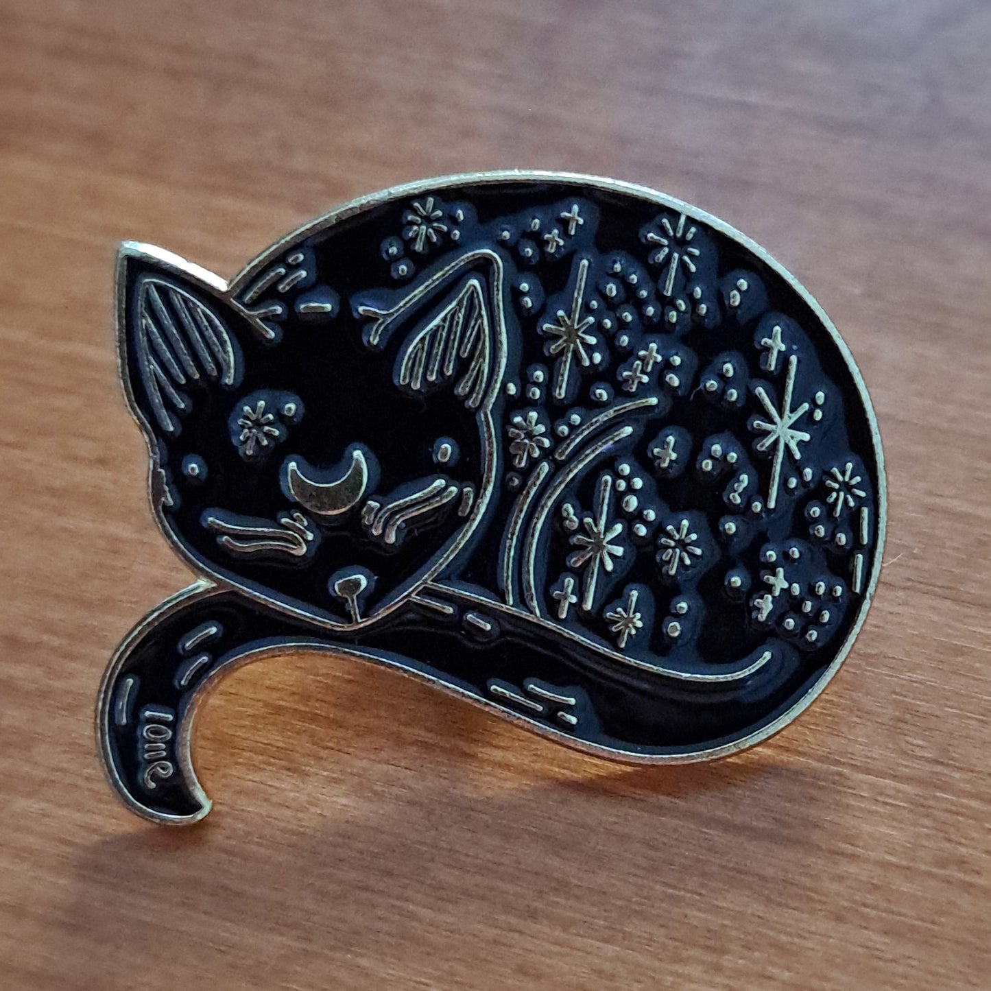 Cat Curled Up Pin - Gold