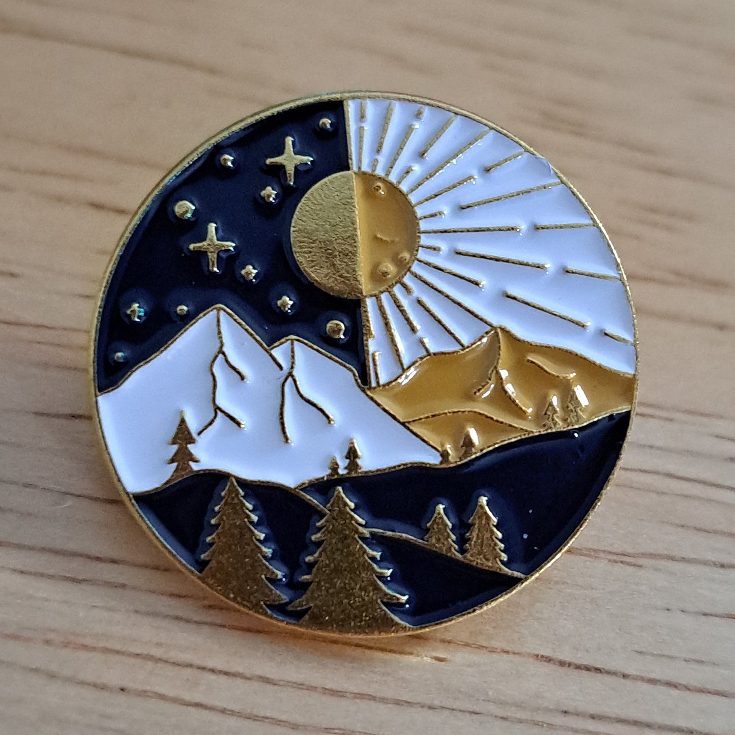 Mountain Scene, Round Pin