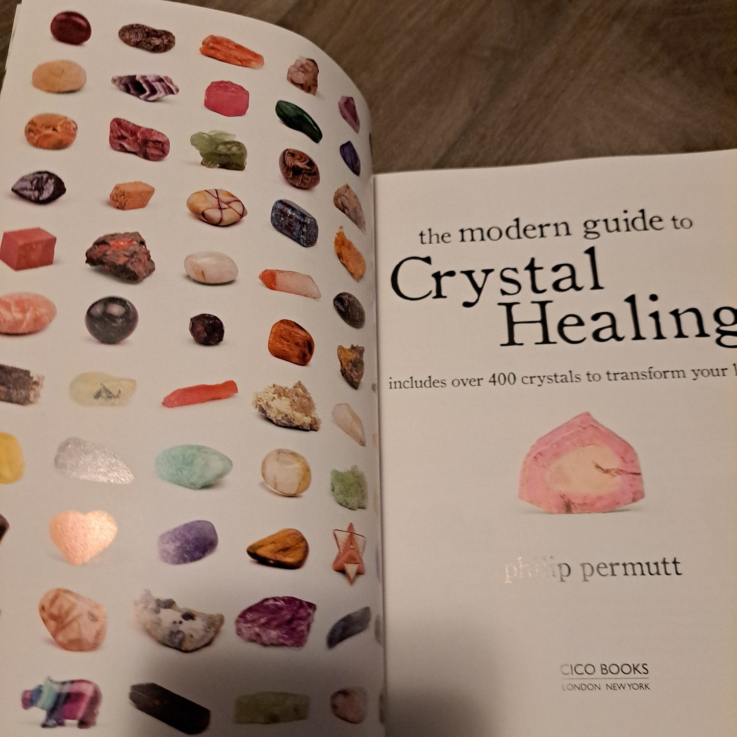 The Modern Guide to Crystal Healing: Includes Over 400 Crystals to Transform Your Life