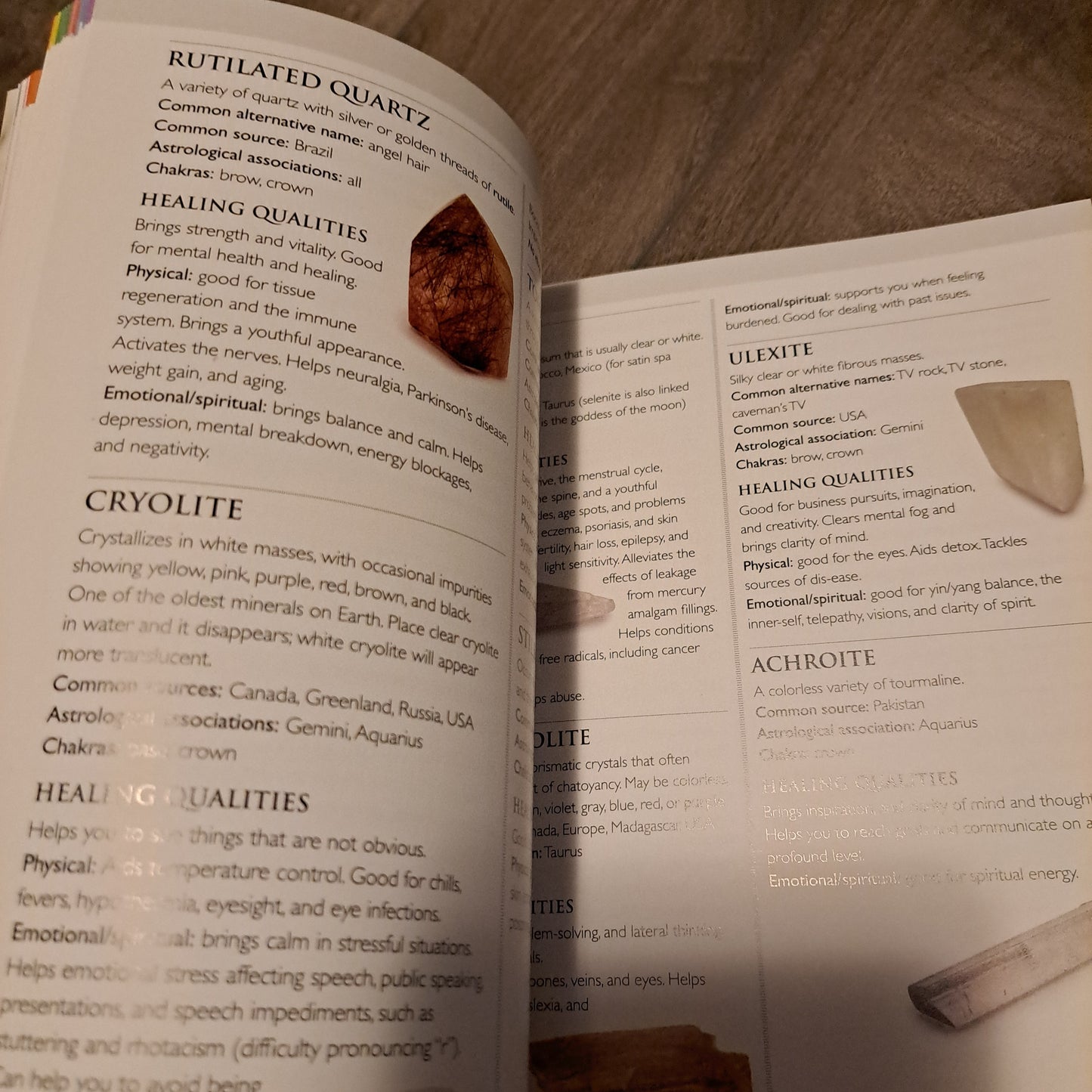 The Modern Guide to Crystal Healing: Includes Over 400 Crystals to Transform Your Life